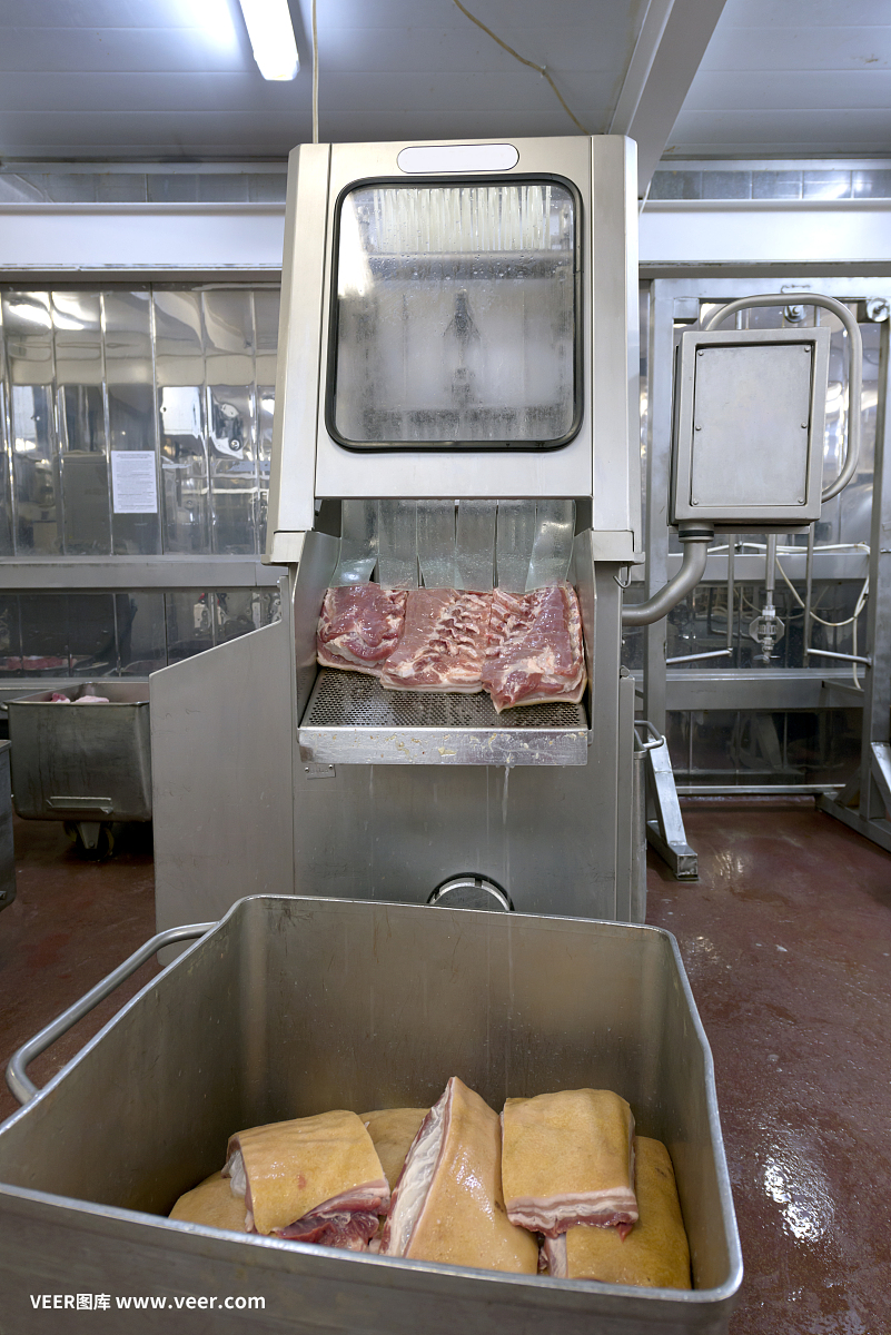 食品工廠的生產(chǎn)線。肉類產(chǎn)品的準備。